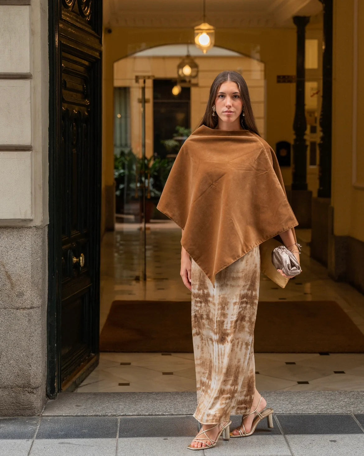 Poncho terciopelo marron caramelo - Invitada de invierno