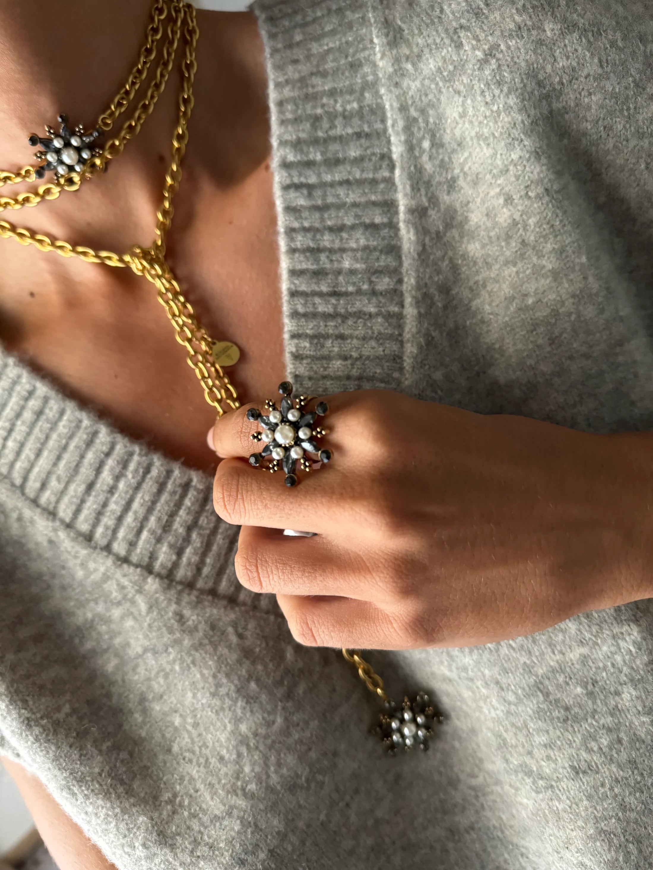 Anillo Raíces Estrella Emperlada Tono Oscuro