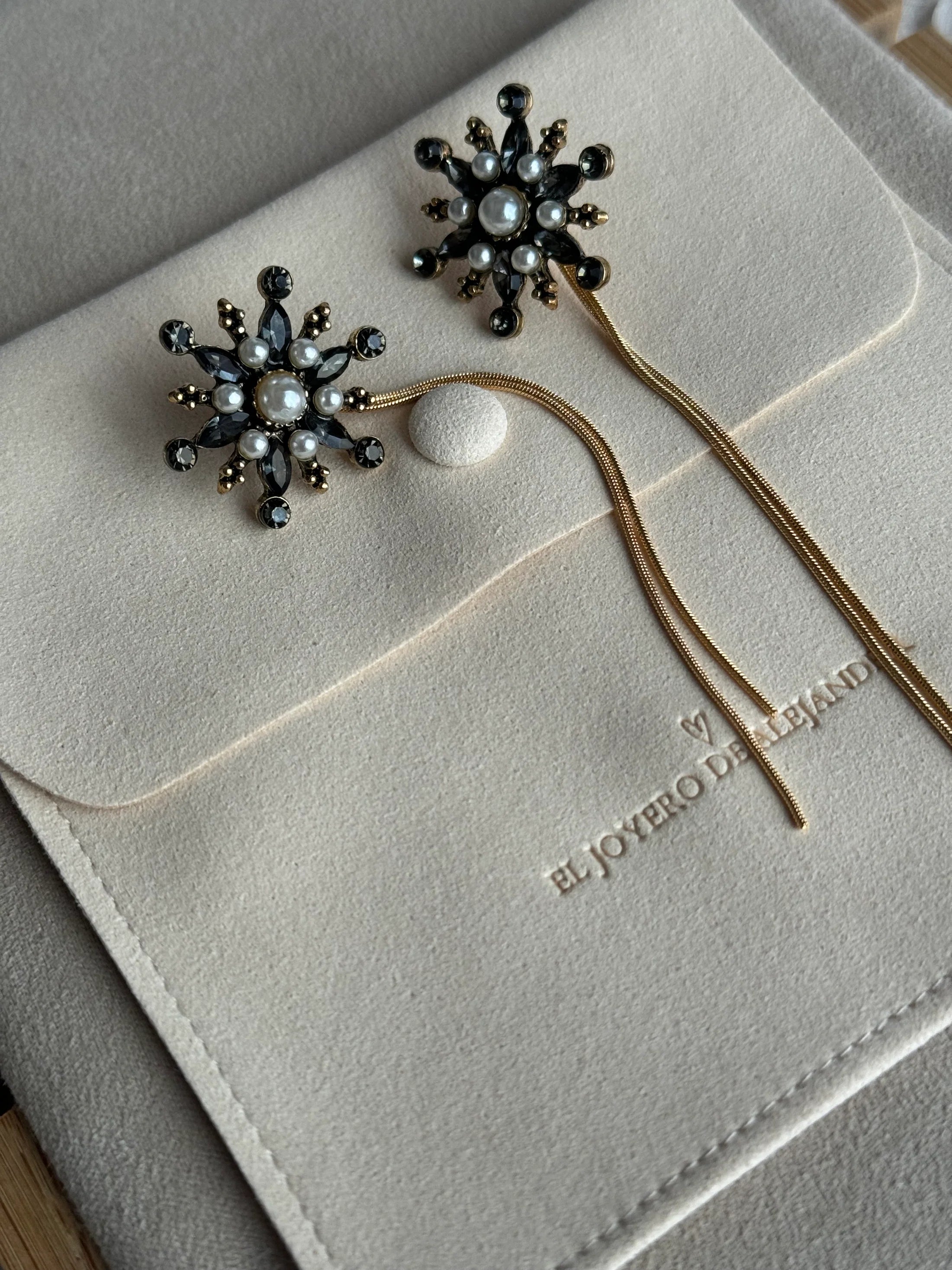 Pendientes Raíces "En continuo Movimiento" flecos & perlas Oscuros