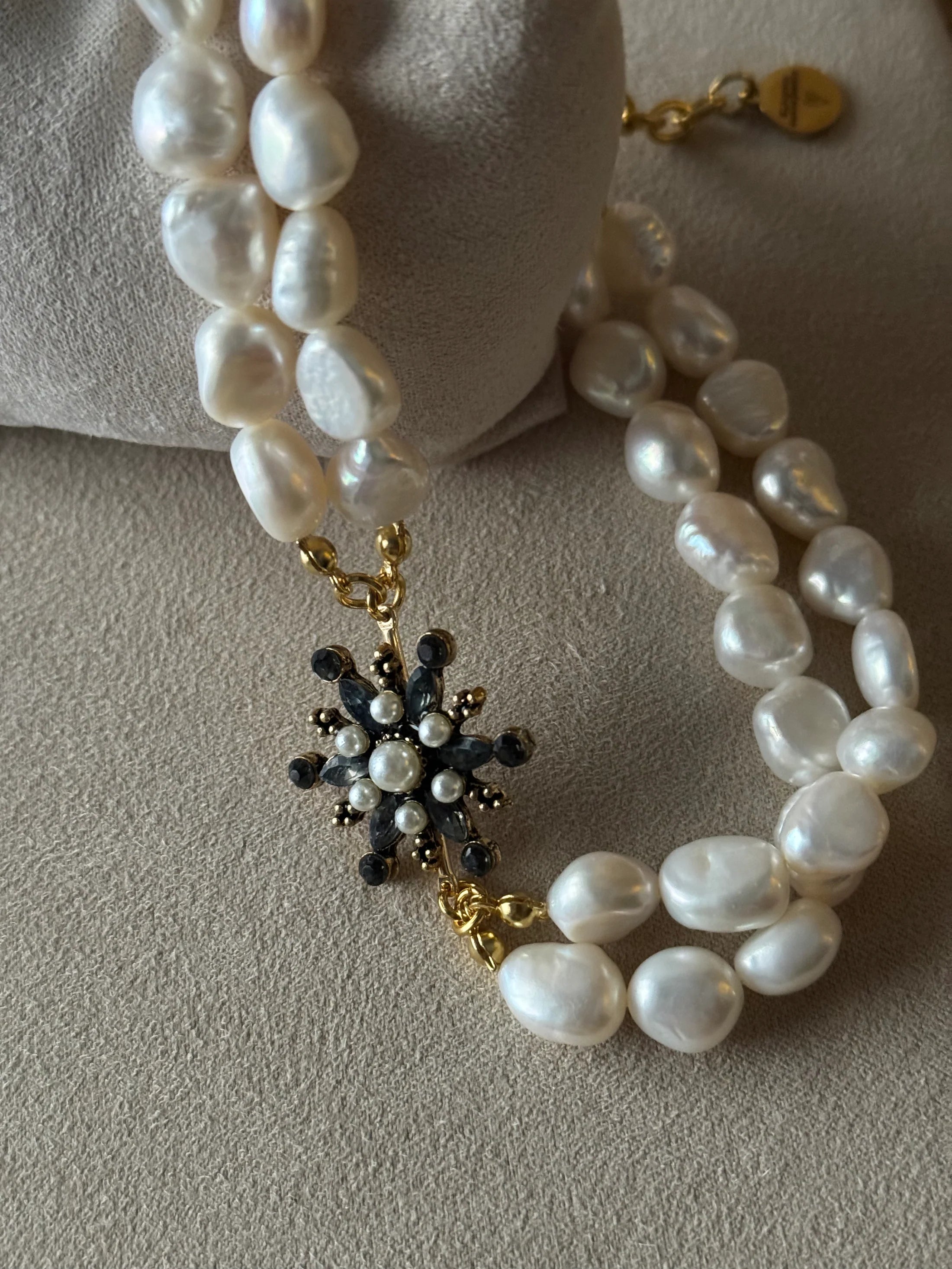 Choker RAÍCES Doblete de Perlas & Estrella Emperlada Tono Oscuro