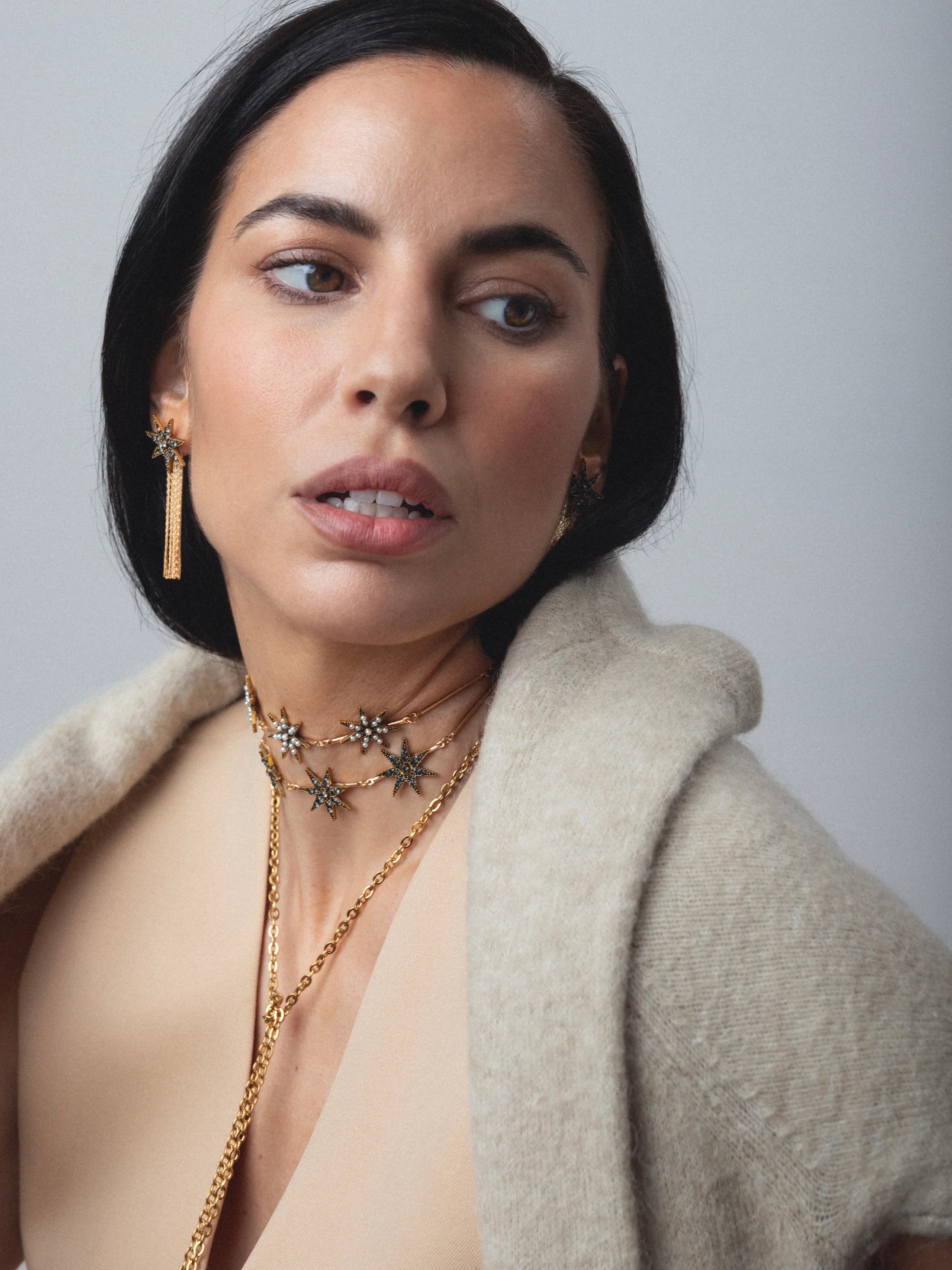 Choker Raíces Tres Estrellas Tono Claro