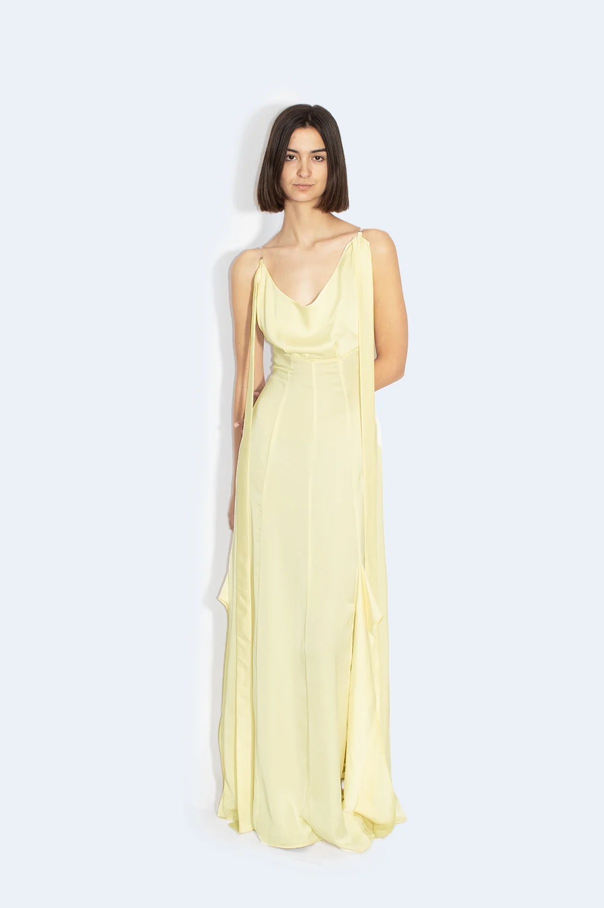 Vestido Vainilla Satinado Asimétrico