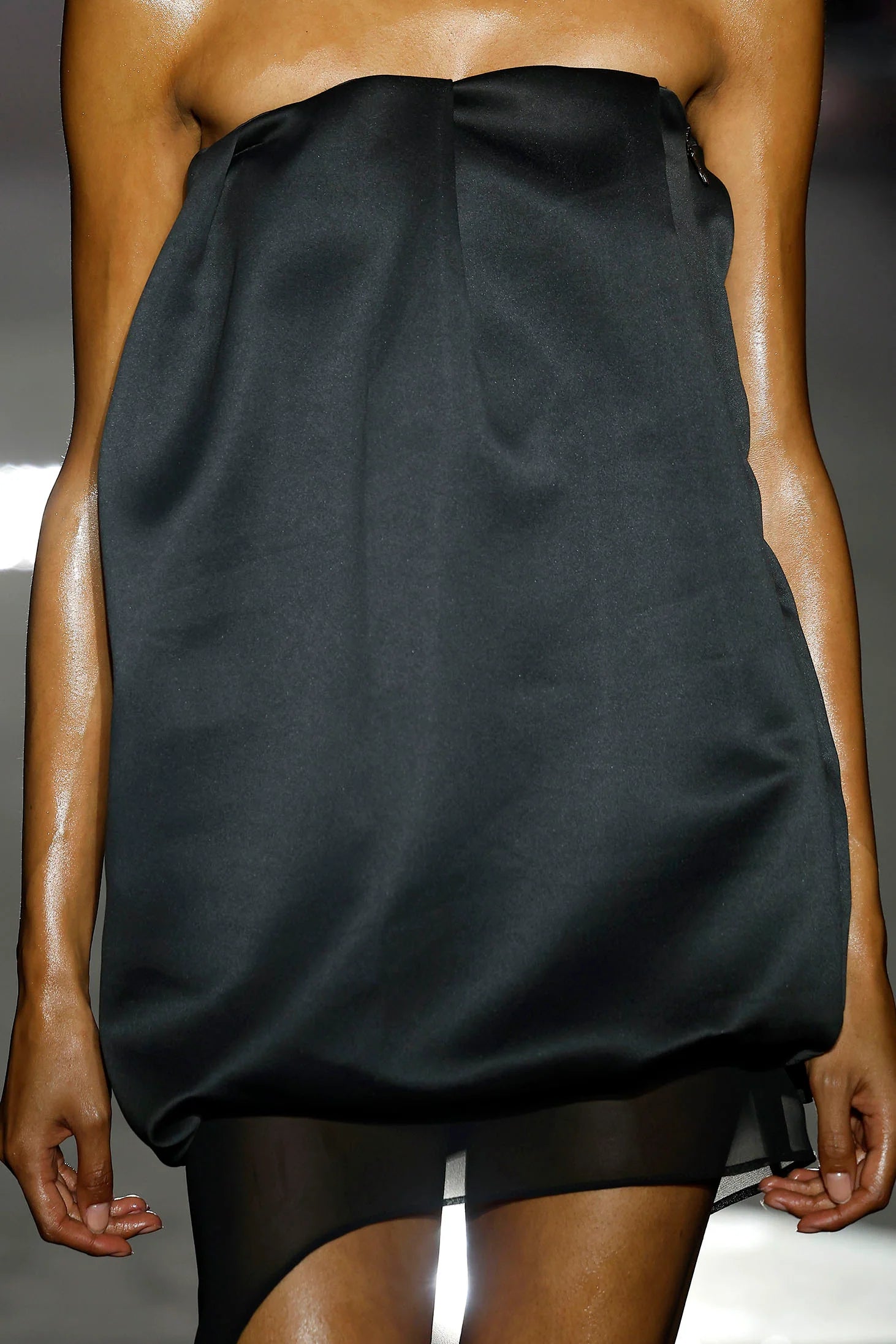 Vestido Negro Satinado Volumen