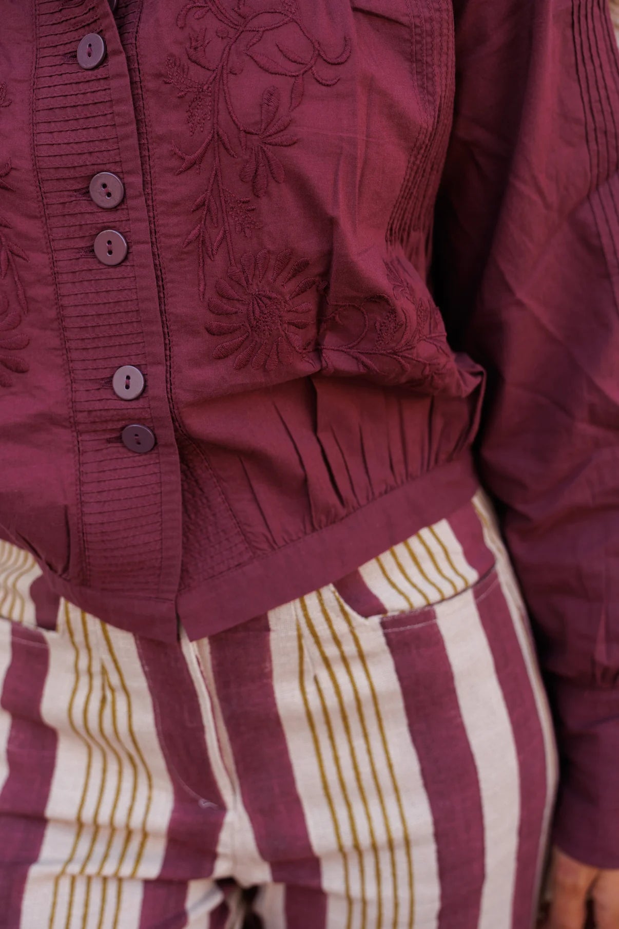 Camisa Bordada Burdeos
