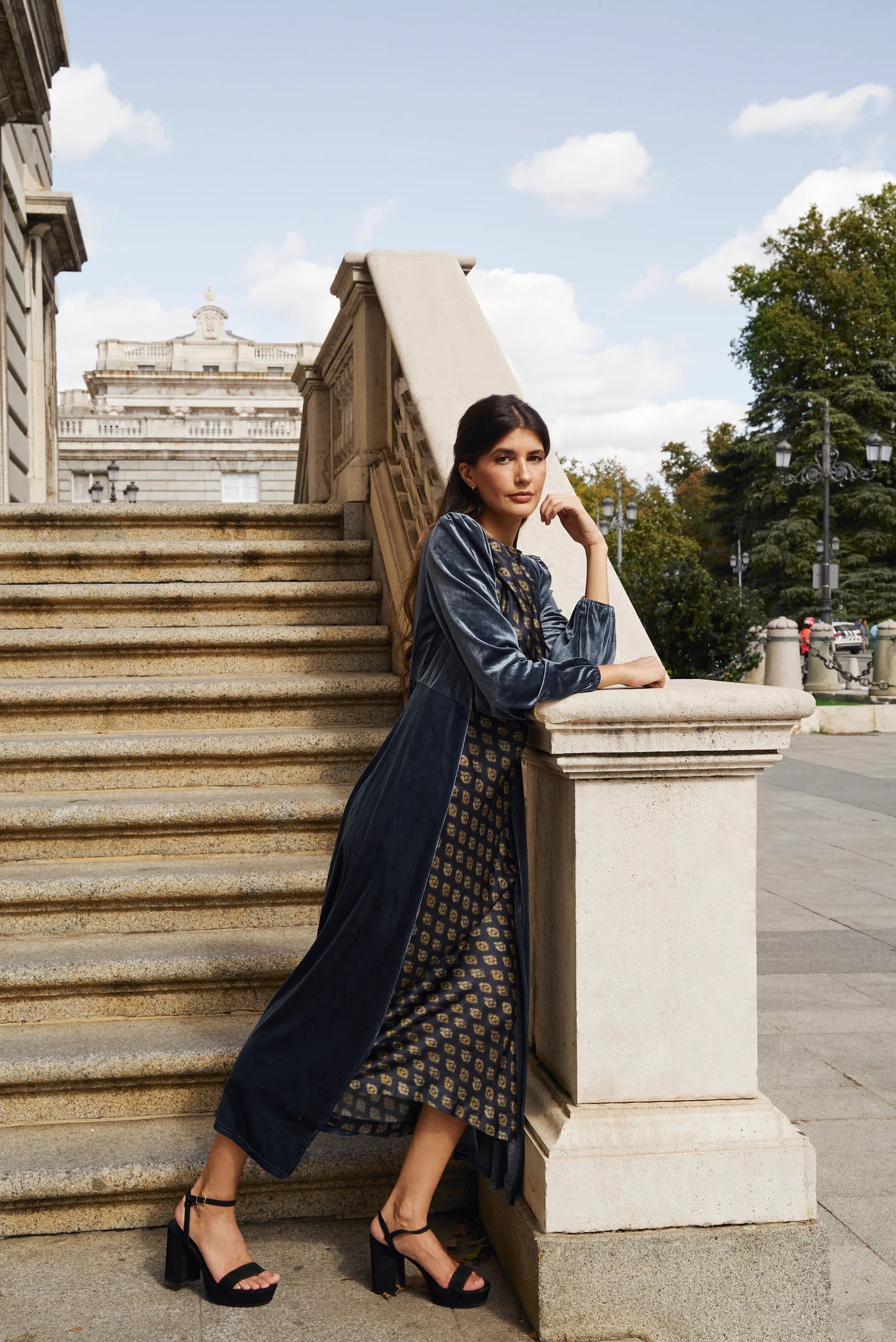 Invitada de invierno - Abrigo de terciopelo azul perla