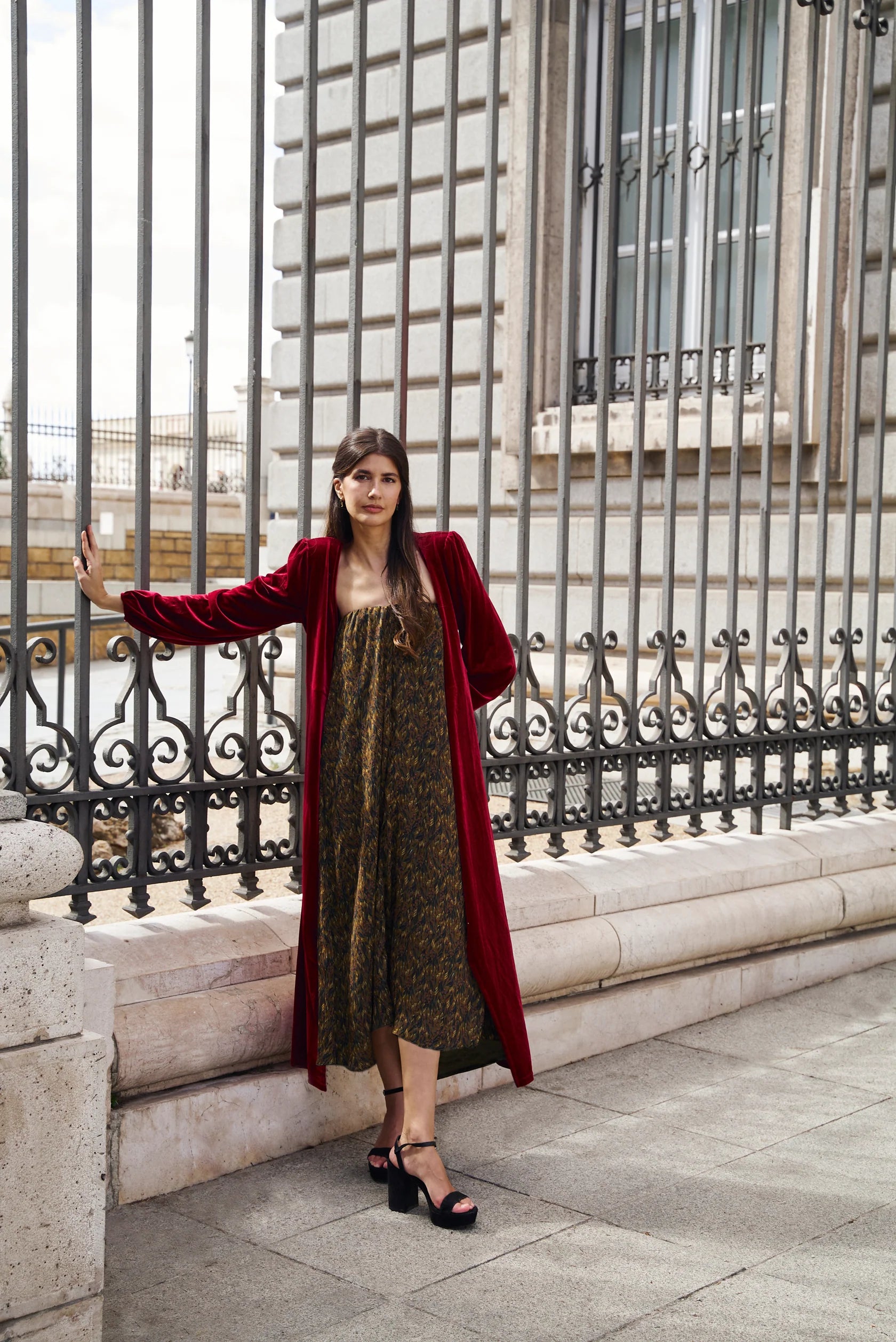 Invitada de invierno - Abrigo de terciopelo granate