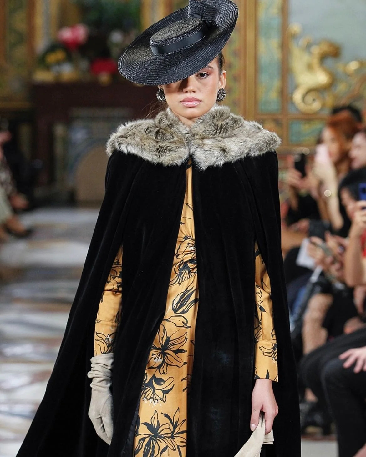 Capa Sophia - Capa Terciopelo - Invitada de Invierno