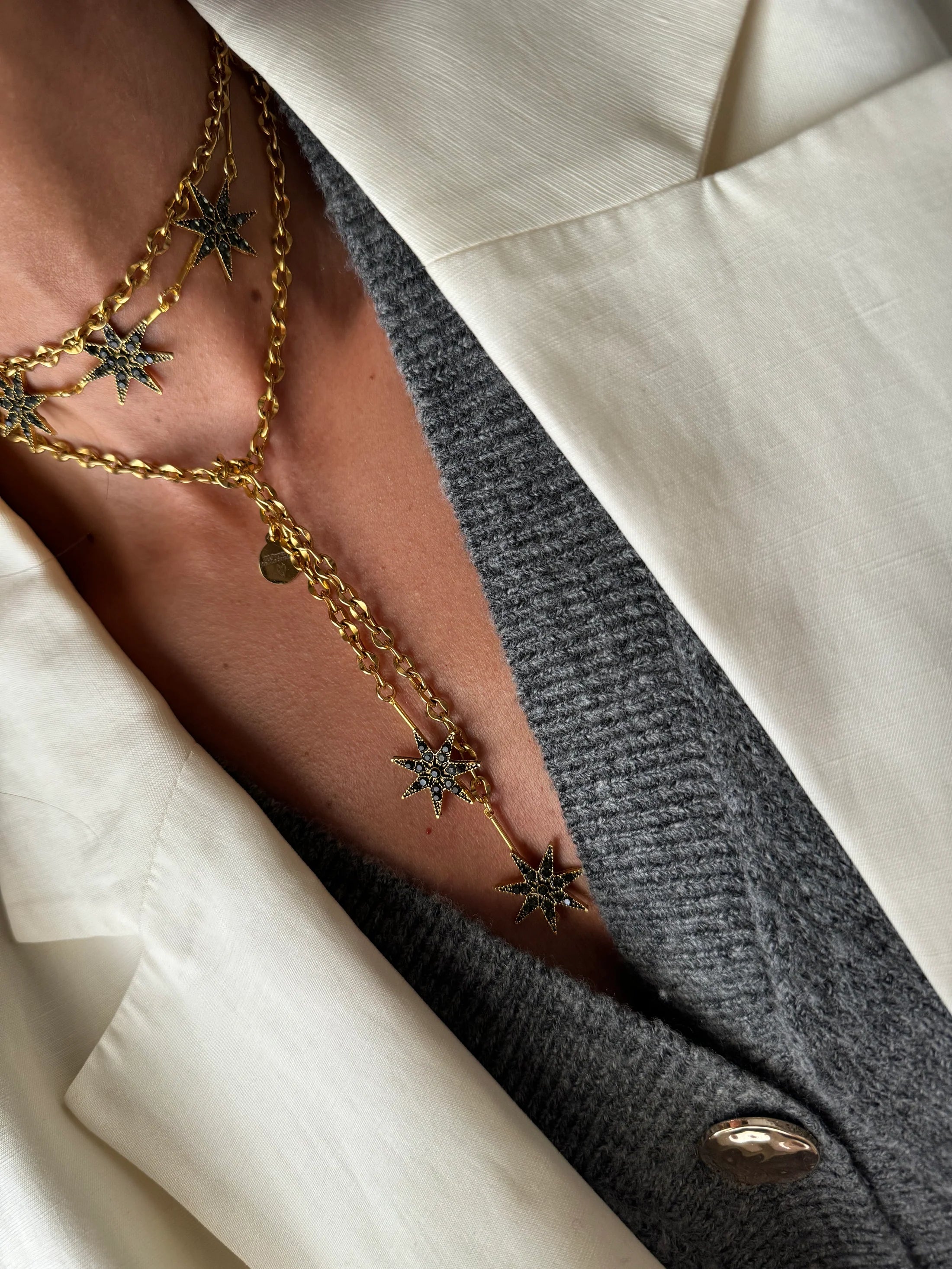 Collar Raíces Dos Estrellas Multiposición Oscuro