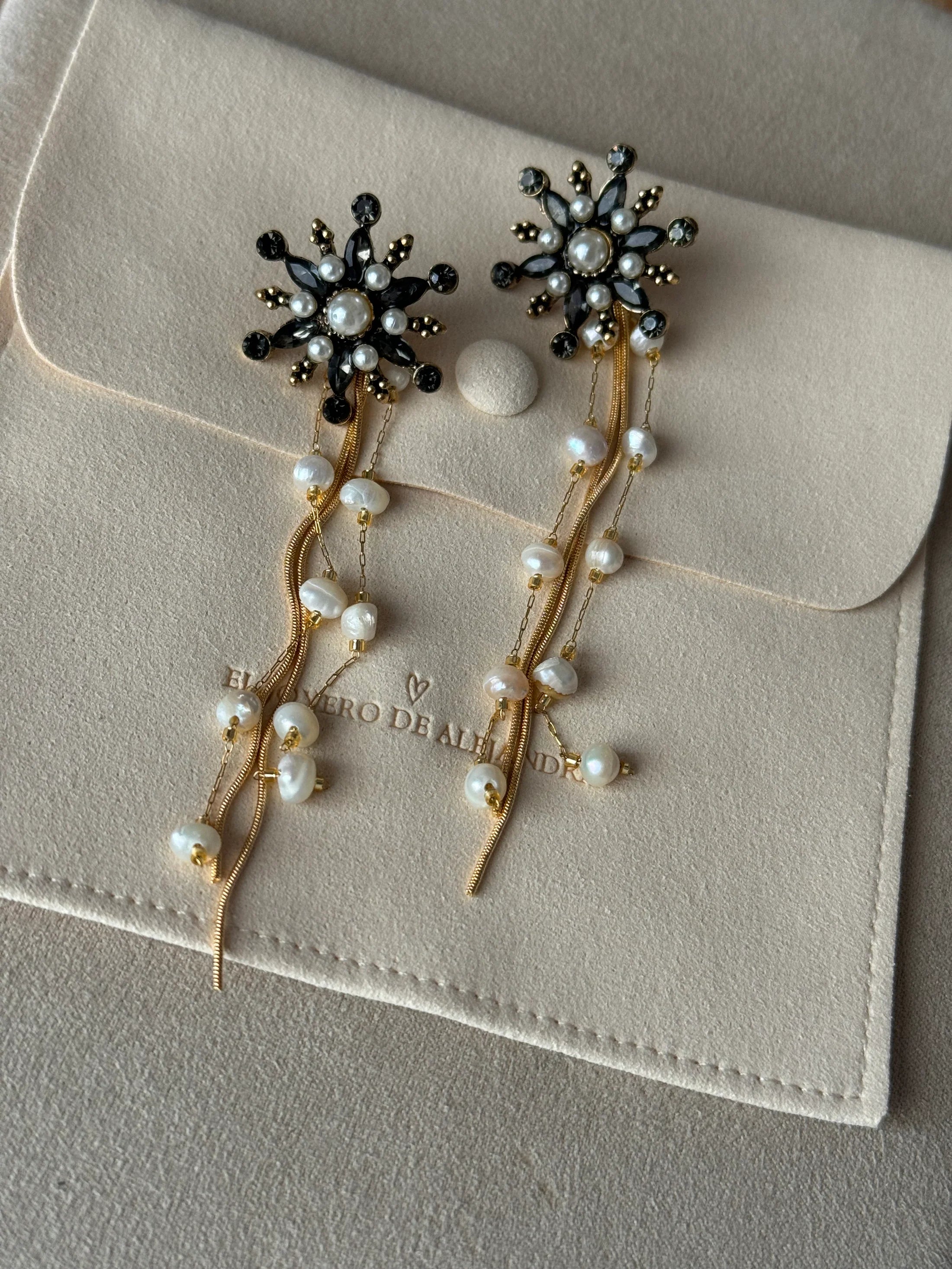 Pendientes Raíces "En continuo Movimiento" flecos & perlas Oscuros