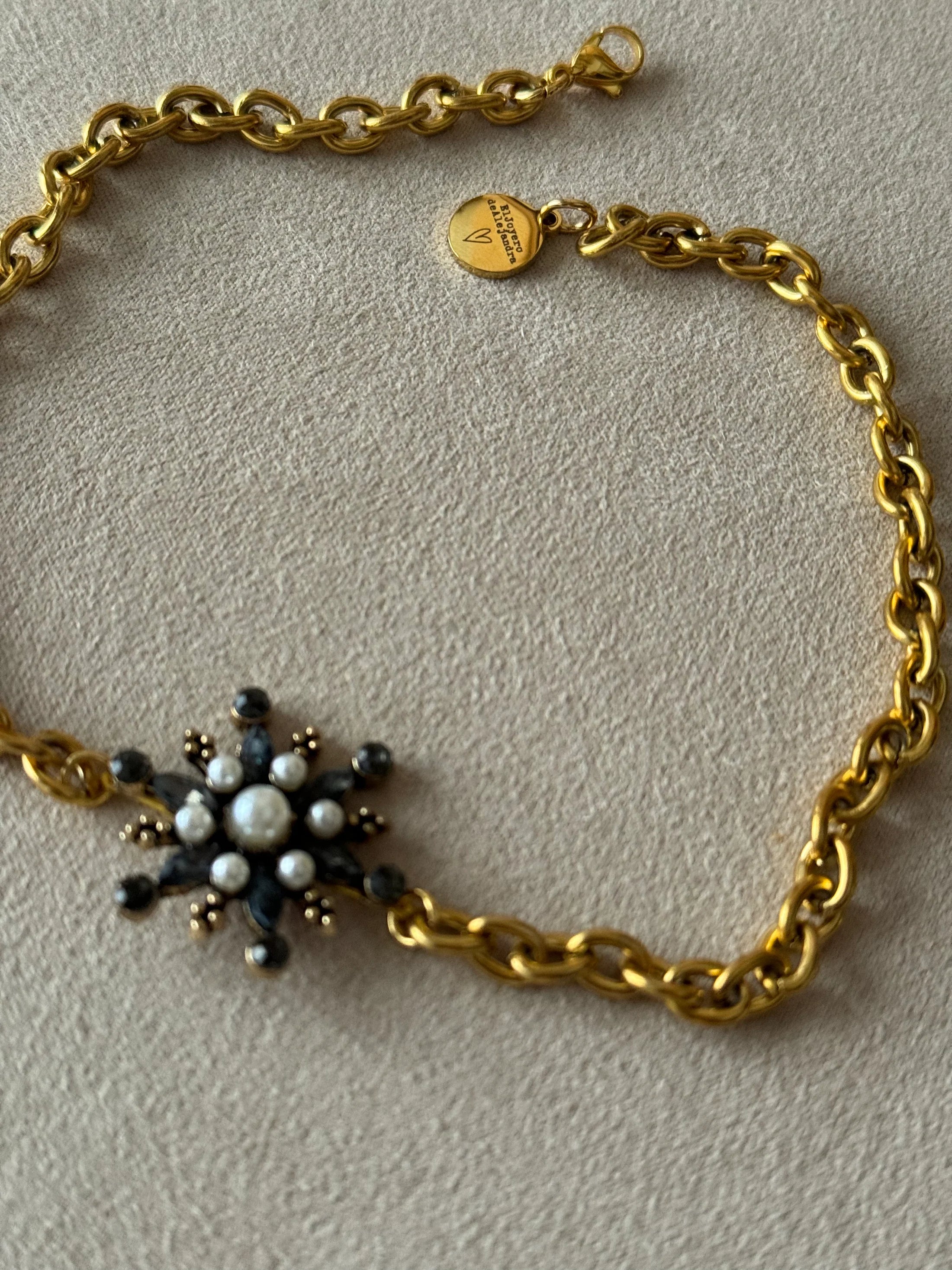 Choker RAÍCES Estrella Emperlada Tono Oscuro