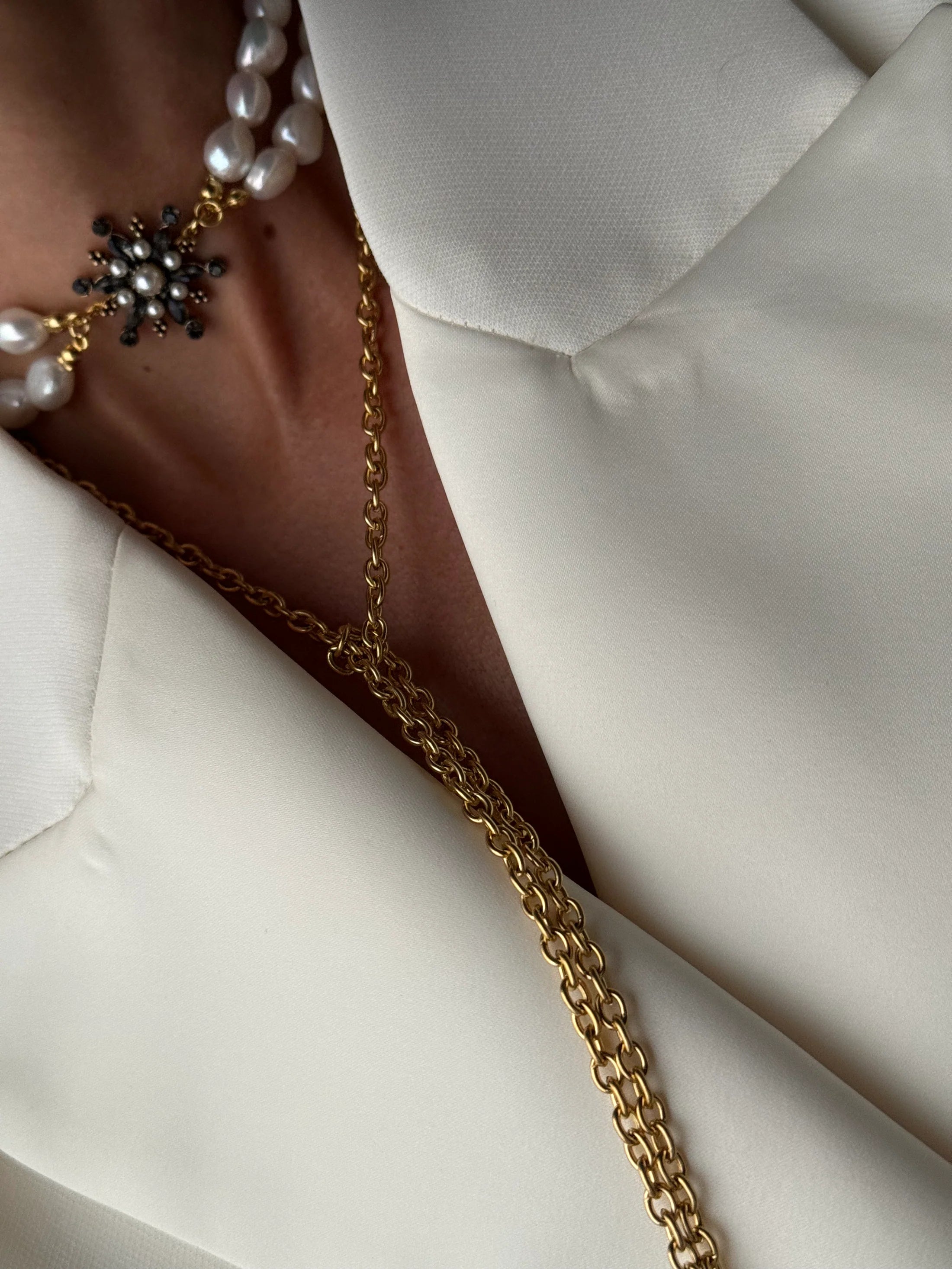 Choker RAÍCES Doblete de Perlas & Estrella Emperlada Tono Oscuro